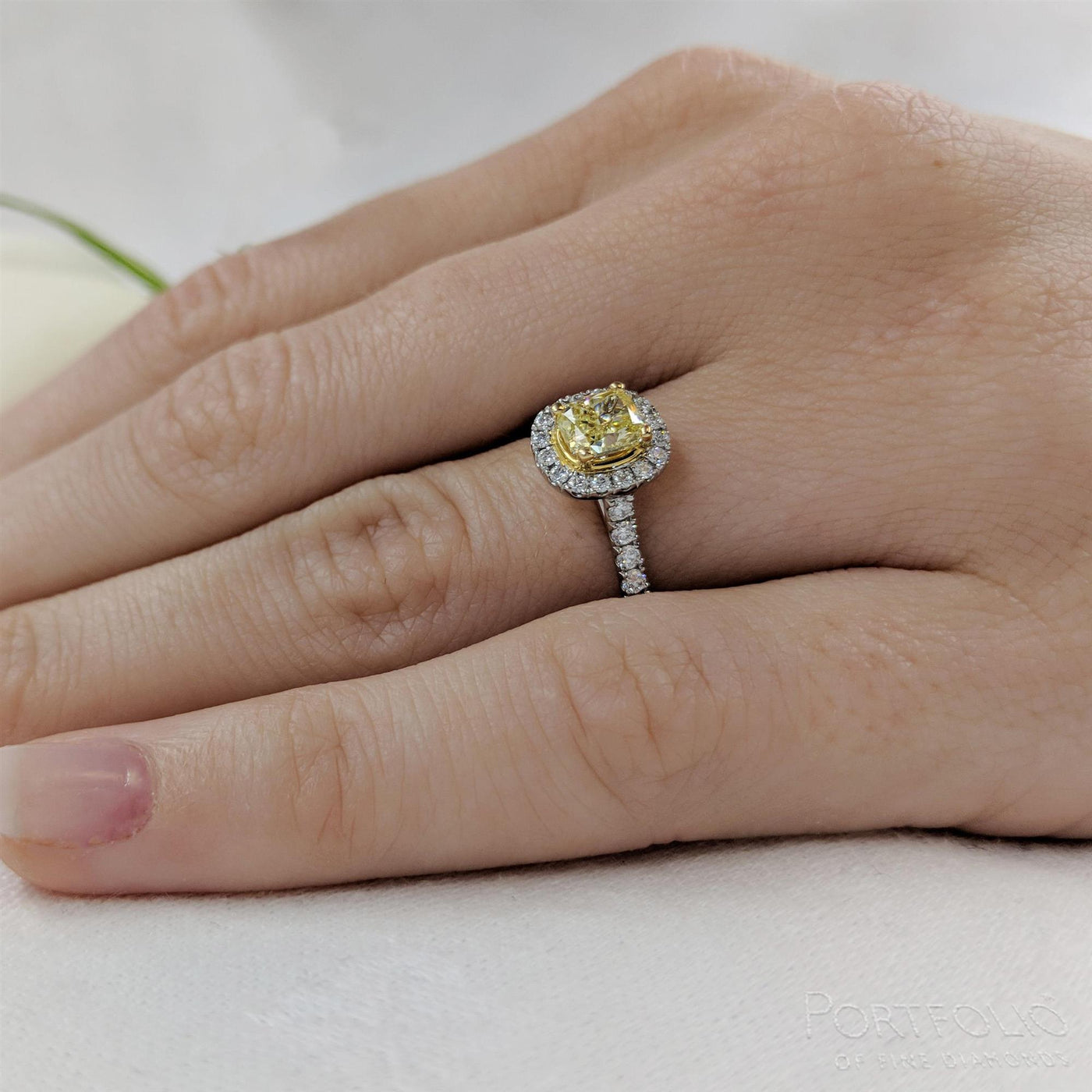 Cluster 0.51ct Fancy Light Yellow VS1 Yellow Diamond Platinum/Yellow Ring