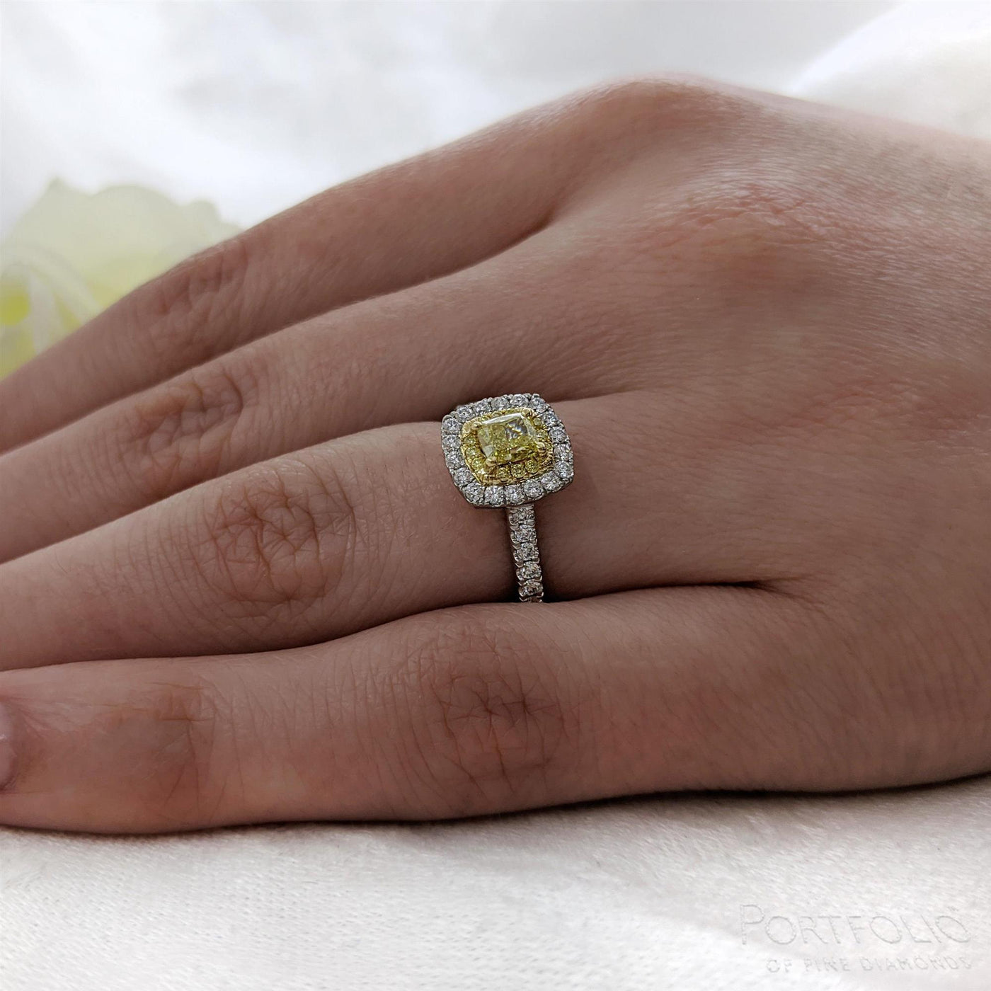 Cluster 0.38ct Fancy Yellow VVS2 Yellow Diamond Platinum/Yellow Ring