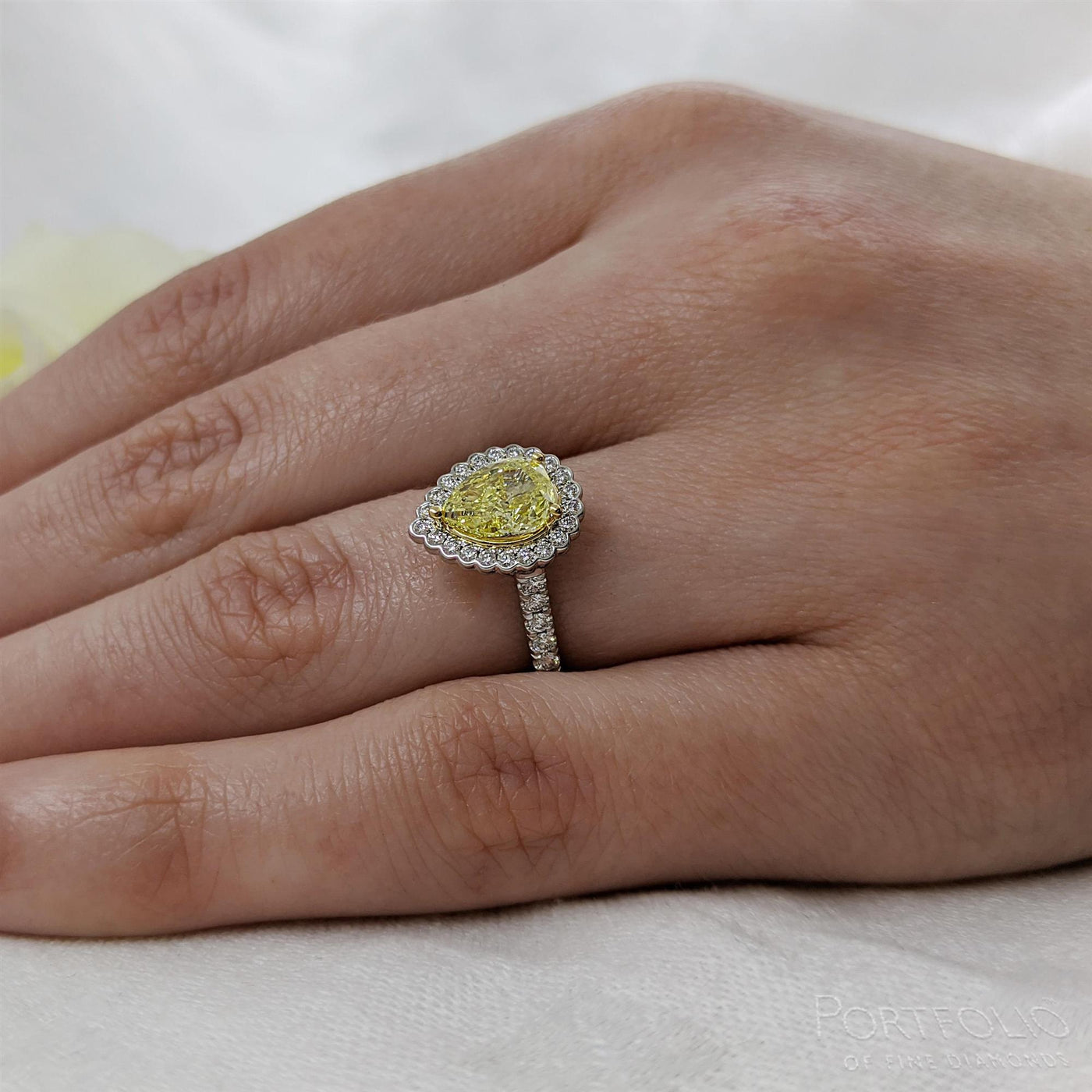 Cluster 1.01ct Fancy Intense Yellow SI1 Yellow Diamond Platinum/Yellow Ring