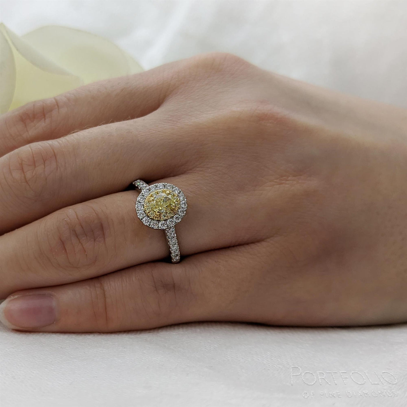Cluster 0.41ct Fancy Yellow VS2 Yellow Diamond Platinum/Yellow Ring