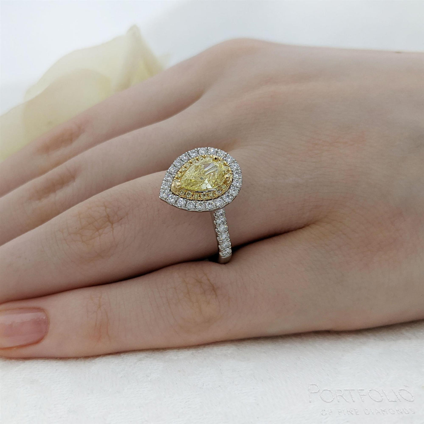 Cluster 1.00ct Fancy Light Yellow VVS1 Yellow Diamond Platinum/Yellow Ring